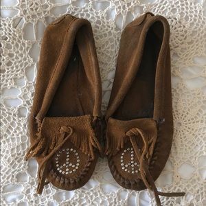Minnetonka peace sign slippers - limited edition